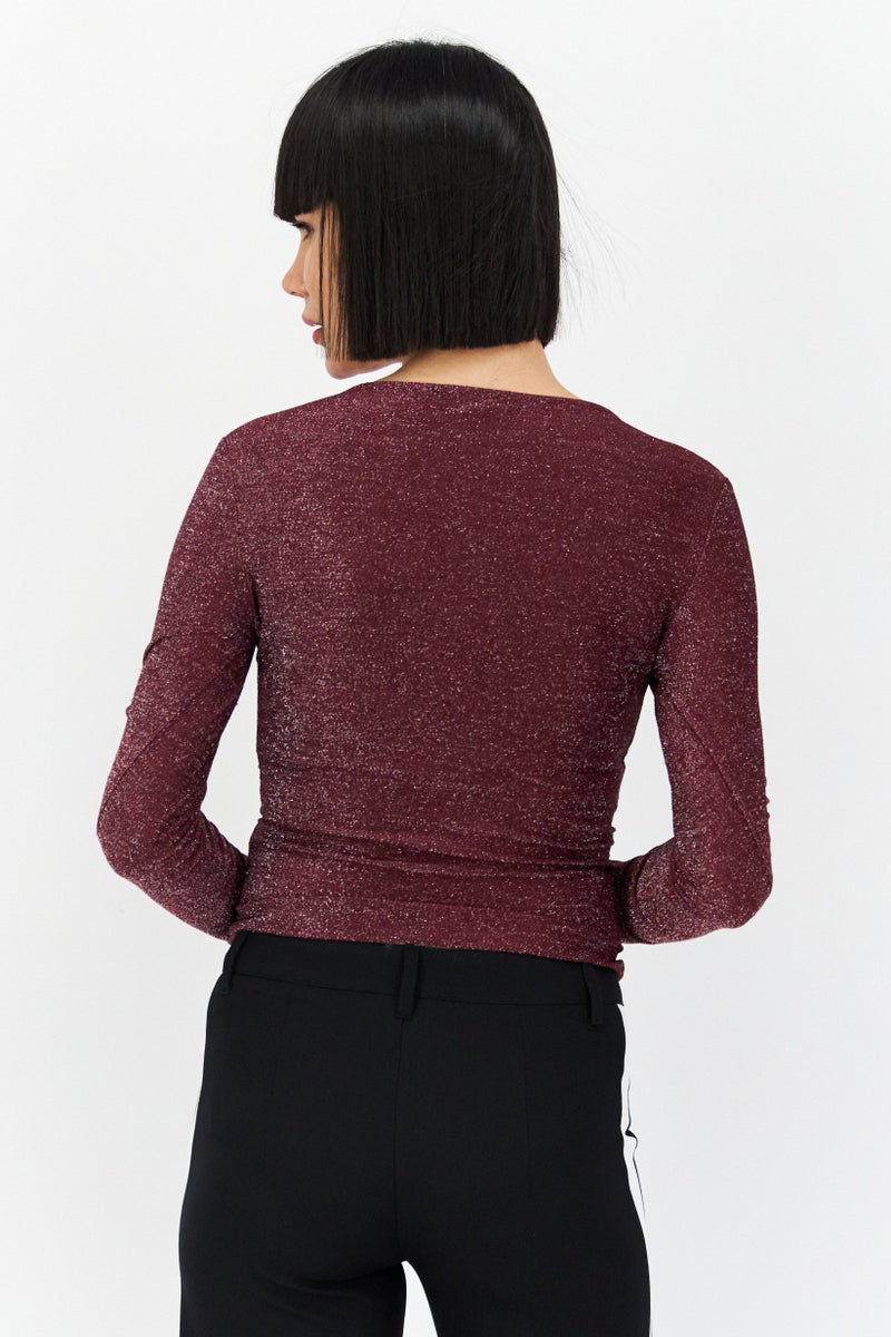 Ultra Flirt بلوزة معدنية بأكمام طويلة على شكل حرف V للنساء، بورجوندي - Image 4